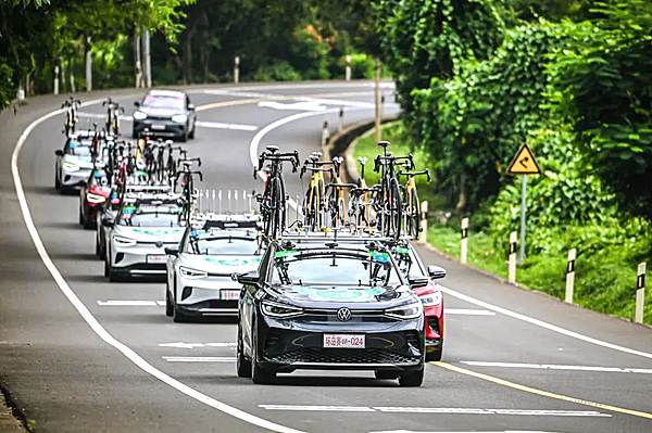 一汽-大众ID.CROZZ家族助力2023环海南岛国际公路自行车赛
