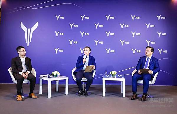 岚图CEO卢放（左二）、CBO雷新（左三）、品牌运营高级总监黄伟冲（左一）