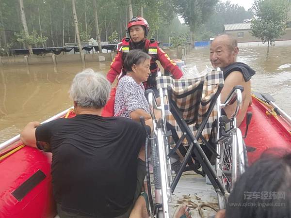 陆航应急救援促进中心转运受困老人